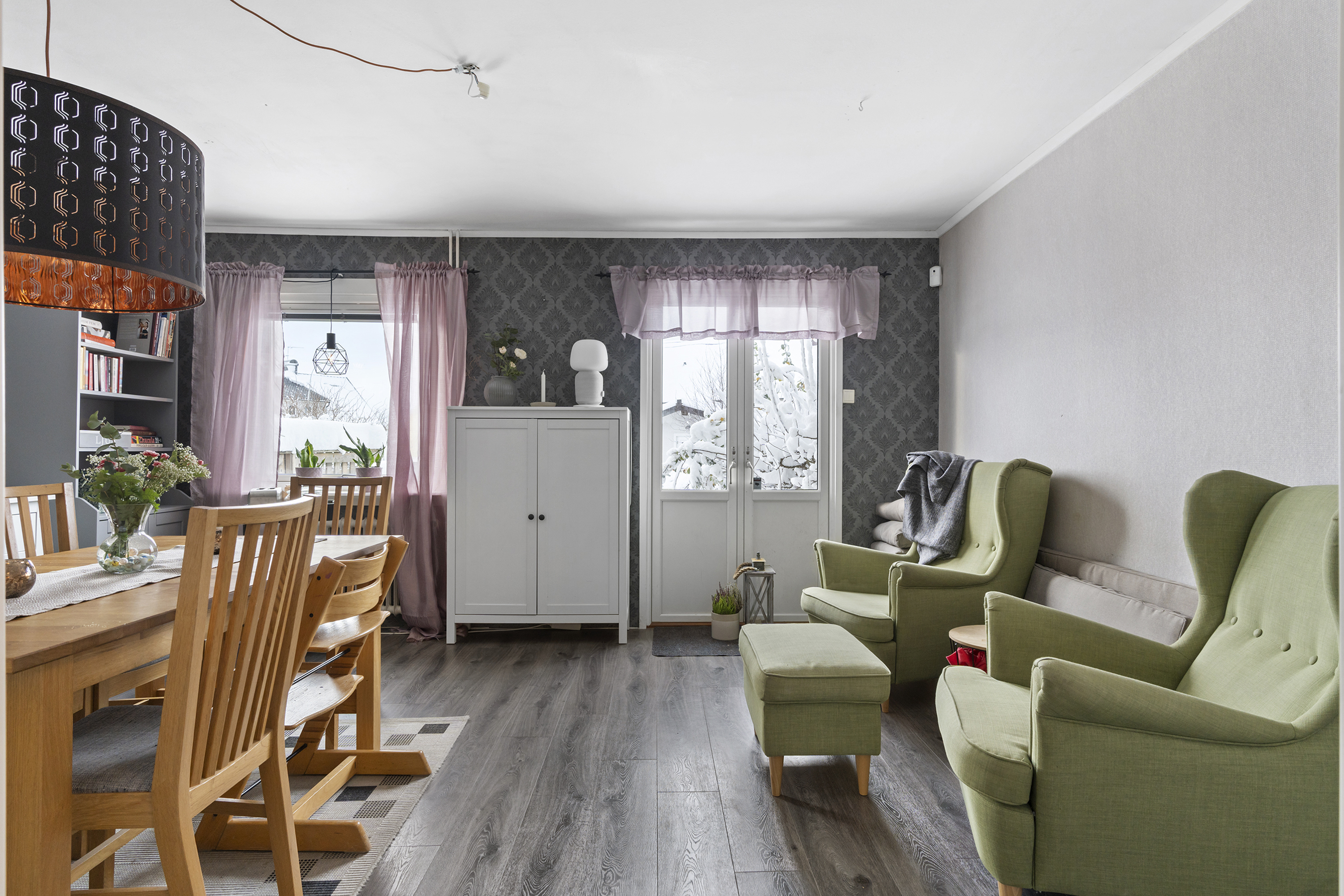 Ljust vardagsrum med plats för både matsalsbord och soffgrupp om så önskas. 