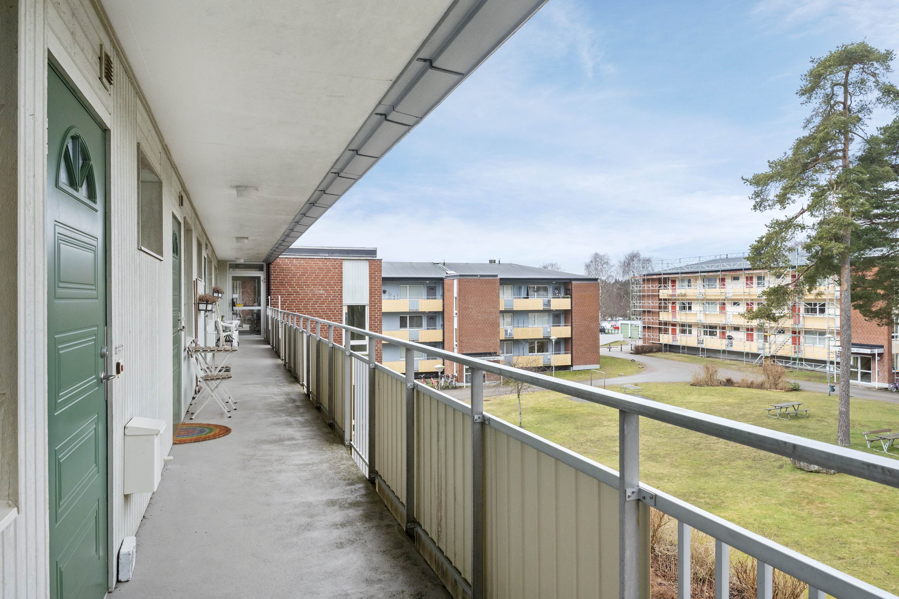 Här möts ni av en lägenhet med möblerbar loftgång och balkong.
