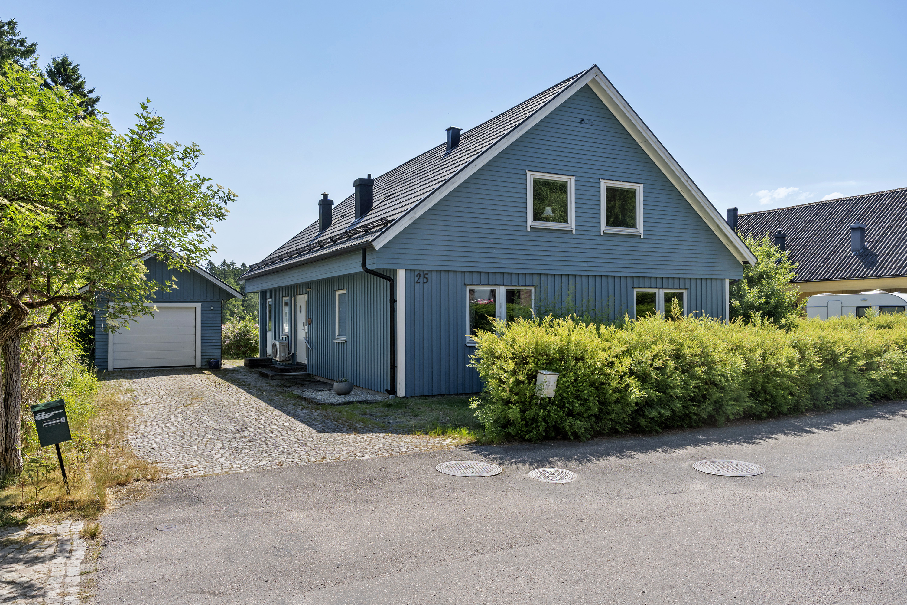 Grönskande tomt med högt läge och rymligt garage. 