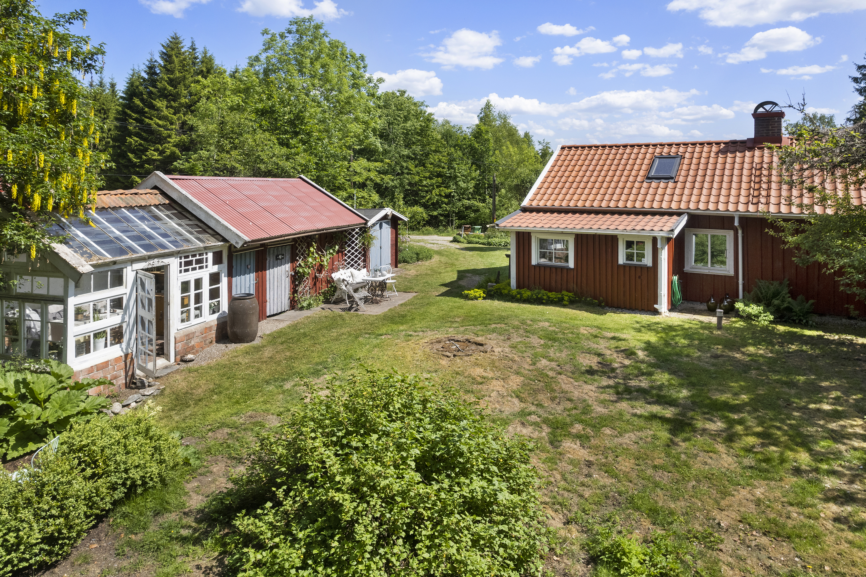 Orangeri, flertalet förråd, lada med festloge och välrenoverat boningshus är några exempel ni finner här. 