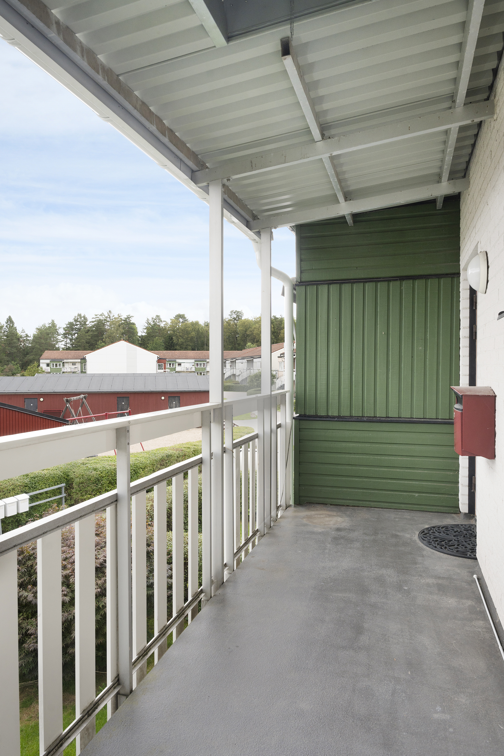 En trevligt belägen lägenhet på andra plan med loftgång och balkong! 