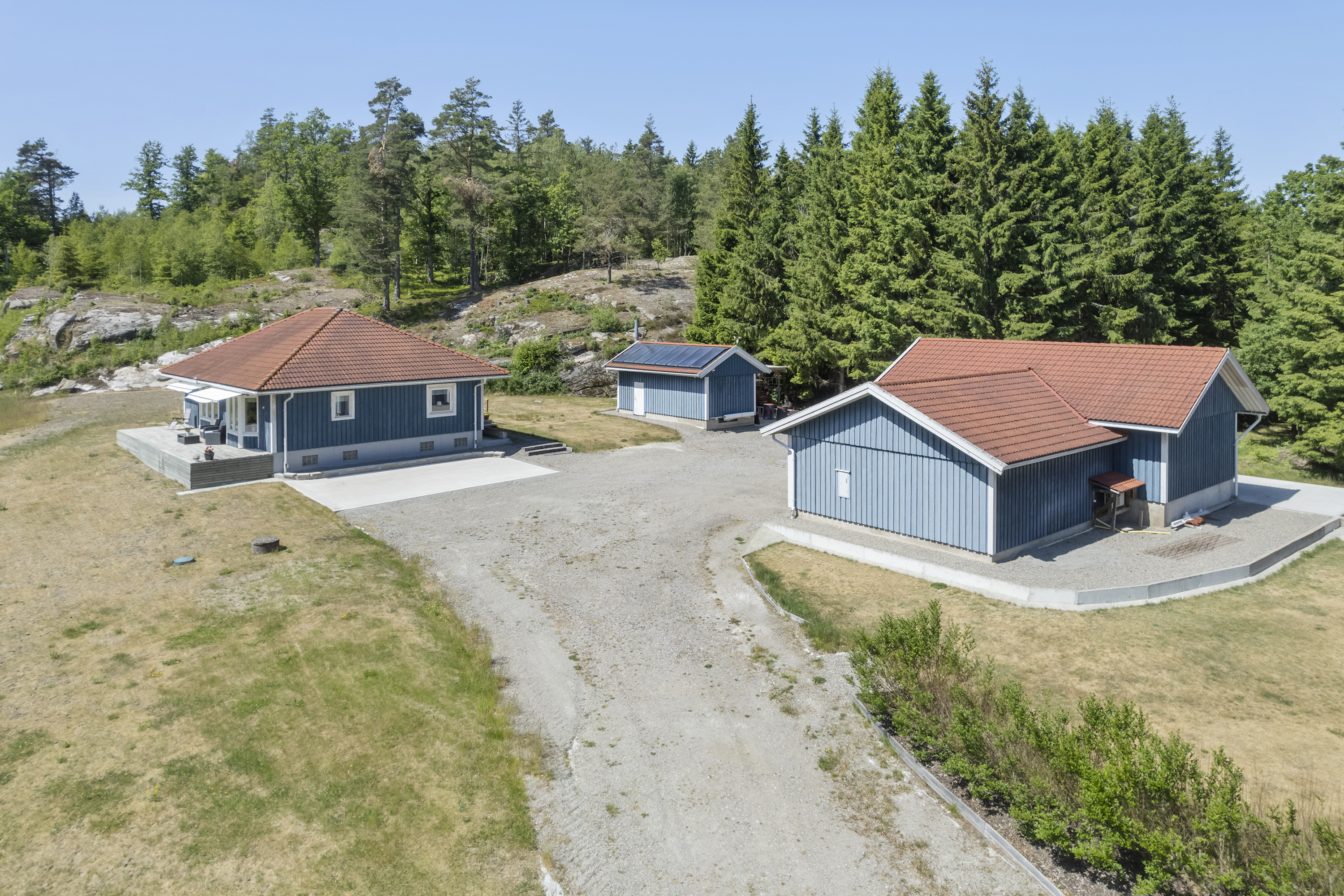 Här möts ni av ett boningshus från 2008, flera värmekällor och stort garage. 